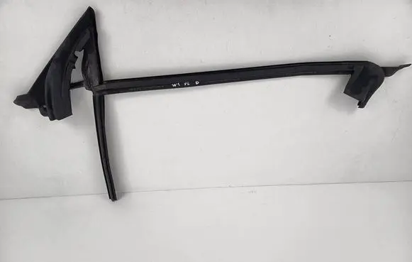 BMW 2 F44 Rubber seal front door window/glass 7483104