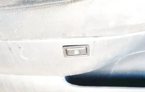 Toyota Avensis T250 Fuel tank opening switch 