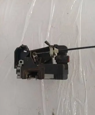 Opel Corsa B Front door lock 13154792
