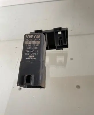 Volkswagen Golf V Glow plug pre-heat relay 03G907282A 4075148 0522120505