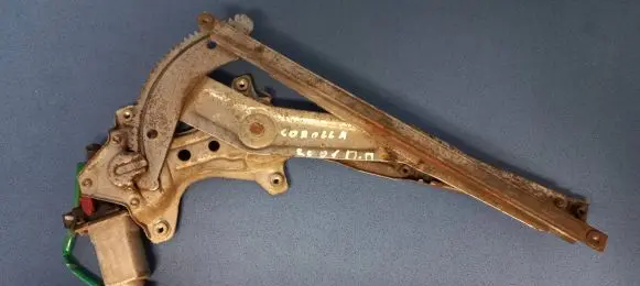 Toyota Corolla E110 Front door window regulator motor 8571012220