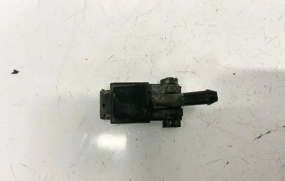 Volkswagen PASSAT B5 Windshield washer spray nozzle 3b0955985c