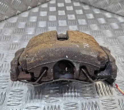 Volkswagen PASSAT B7 Front brake caliper 11819000671