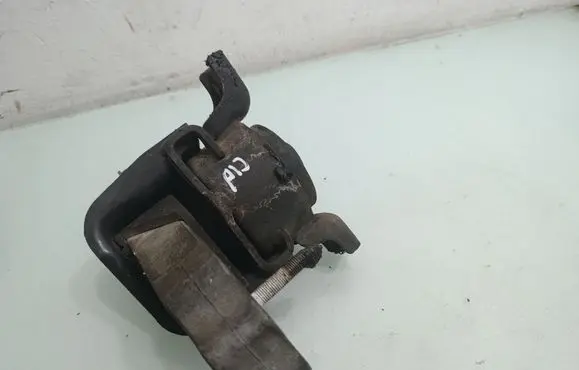 Toyota RAV 4 (XA30) Engine mount bracket
