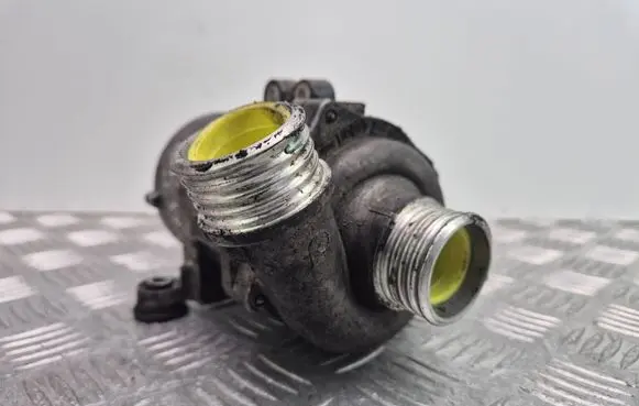 BMW X3 E83 Water pump 7586924 17669711 70285101