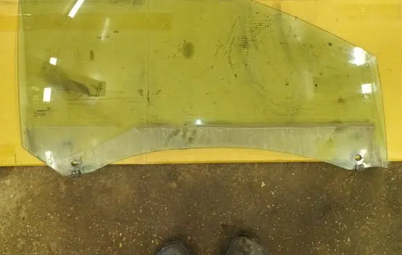 Renault Clio III Front door window/glass (coupe) 