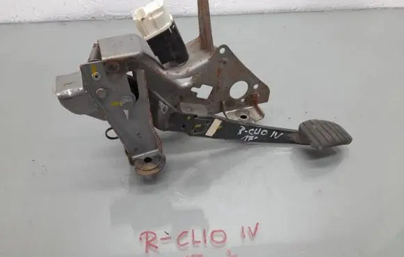 Renault Clio IV Brake pedal