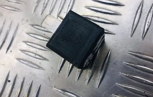 Volkswagen PASSAT B6 Other relay 7M0951253
