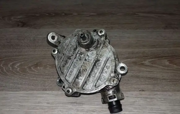 Volvo V70 Vacuum pump 31219463
