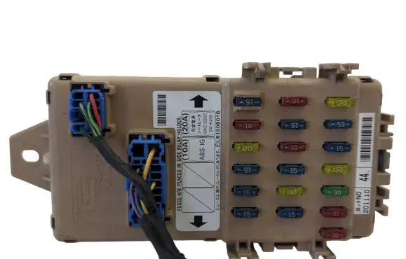 Subaru Impreza II Fuse box set JB200400 LB100601B 981028