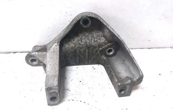 Engine mounting bracket