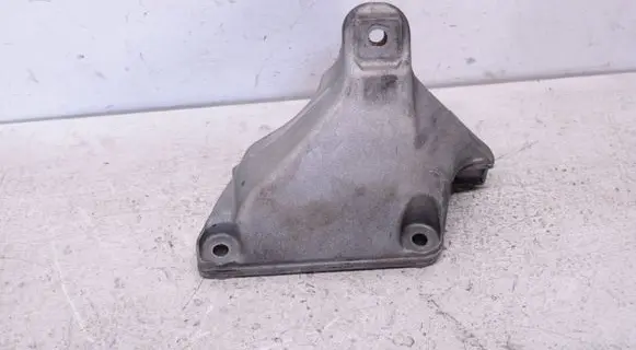 Engine mounting bracket