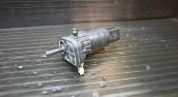 Volkswagen Golf Plus Windscreen/windshield washer pump 1K0955651