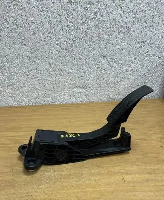 Mercedes-Benz ML W164 Accelerator throttle pedal A164300004 F1863