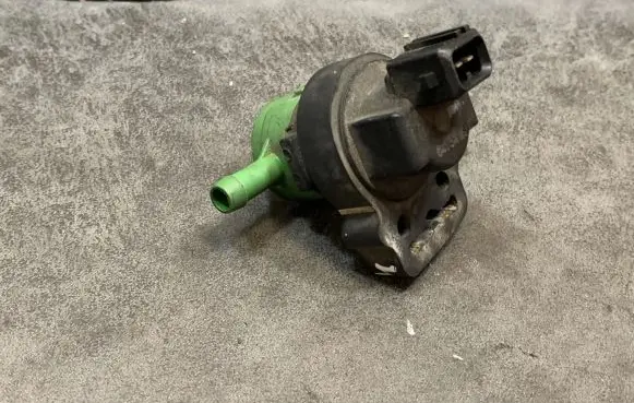 Mercedes-Benz C W203 Turbo solenoid valve A0004703893
