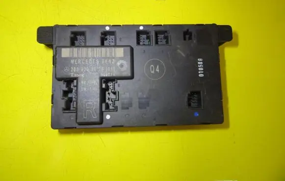 Mercedes-Benz C W203 Door control unit/module 2038205626