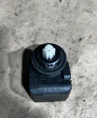 Audi A6 S6 C6 4F Headlight level adjustment motor 00883000