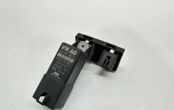 Volkswagen Jetta V Glow plug pre-heat relay 03G907282A 0522120505