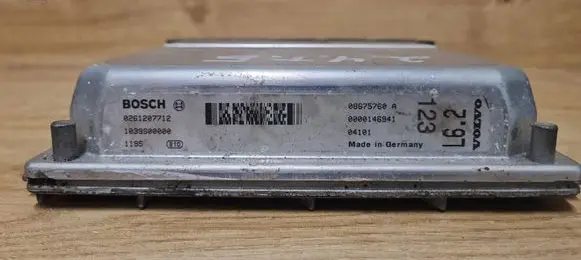 Volvo XC70 Engine control unit/module 0261207712