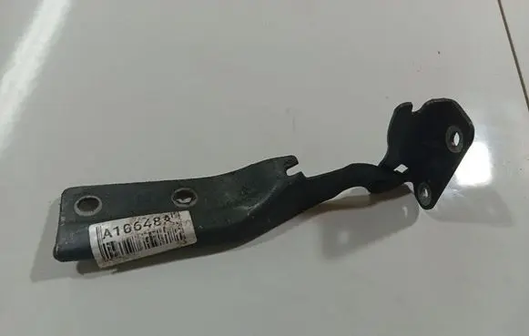Engine bonnet/hood hinges