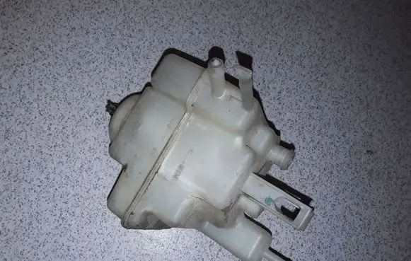 BMW 5 E39 Brake fluid reservoir 32066792
