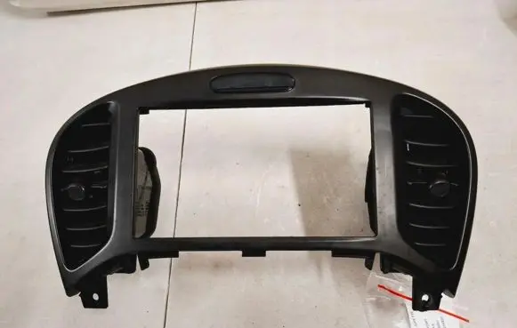 Nissan Juke I F15 Dash center air vent grill 682601KE0A