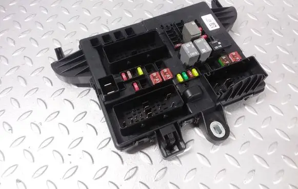 Opel Insignia A Fuse module 13485565 1348556501