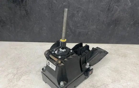 Opel Insignia A Gear shifter/selector 55563829