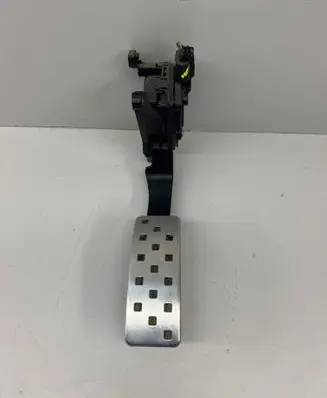 Accelerator throttle pedal