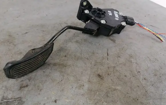 Toyota RAV 4 (XA30) Accelerator throttle pedal 7811042030