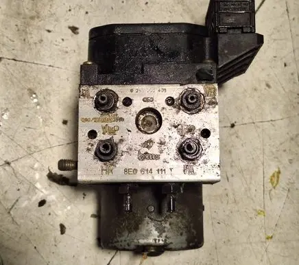 Volkswagen PASSAT B5.5 ABS Pump 8E0614111T 0265202401