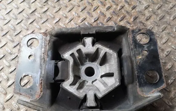 Ford Mondeo MK V Gearbox mount DG937M121AD