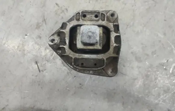 BMW 5 GT F07 Engine mount bracket 22116777373 6777373