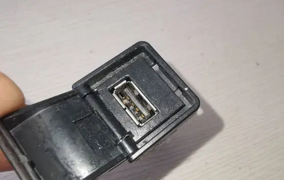 Nissan Leaf I (ZE0) USB socket connector 284H31FA0B