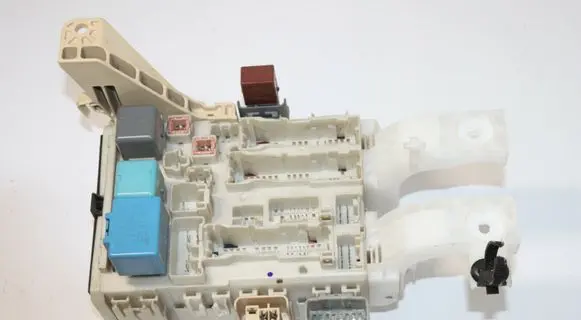 Toyota Yaris Fuse module 8273052321