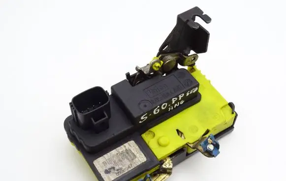 Volvo S60 Front door lock 8650547