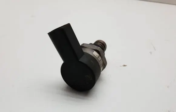 BMW 5 E60 E61 Fuel pressure regulator 0281002738 32028033 290907
