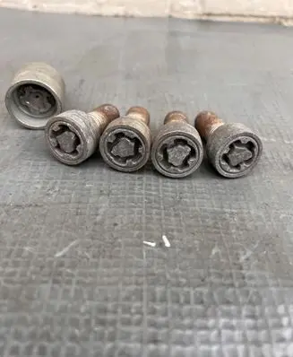 Volkswagen PASSAT B8 Anti-theft wheel nuts and lock 