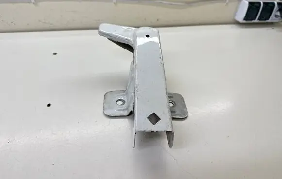 Renault Trafic II (X83) Fender mounting bracket 8200523291