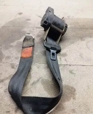 Volkswagen PASSAT B3 Rear seatbelt 357857805