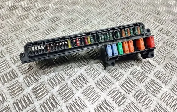 BMW 5 E60 E61 Fuse module 6957330 13105 1361F