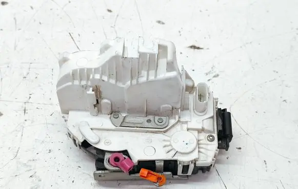 Chrysler Town & Country V Front door lock P04589693AD