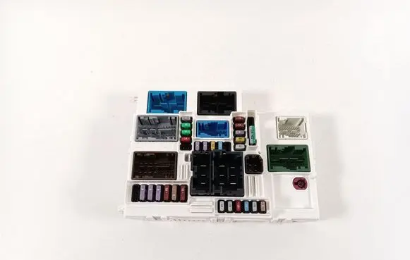 Opel Astra L Fuse module 9851622580