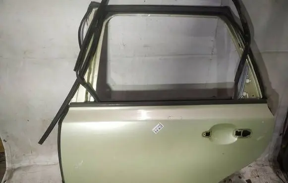 Volvo V50 Rear door geltonos