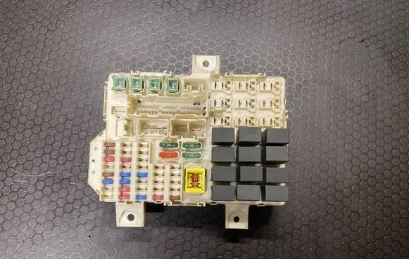 Mitsubishi Colt Fuse module MN108320 0124 5E14