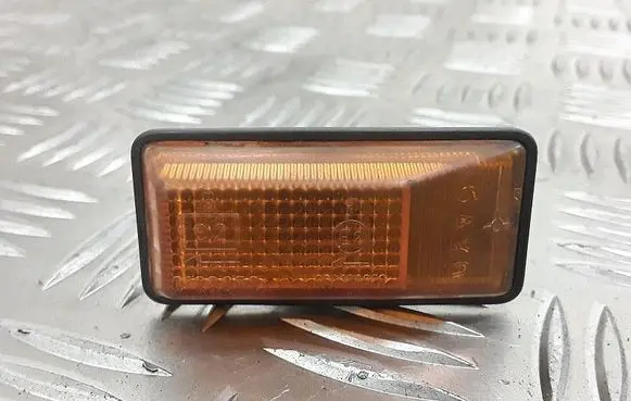 Front fender indicator light