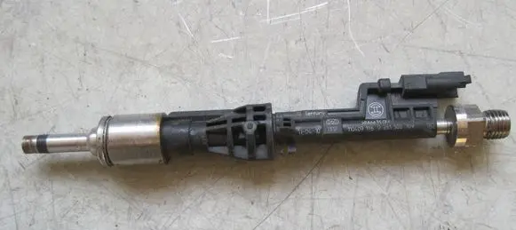 BMW 4 F32 F33 Fuel injector PA6635GF 0261500109