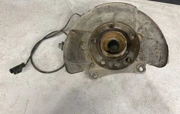 Volvo XC70 Front wheel hub 9461944