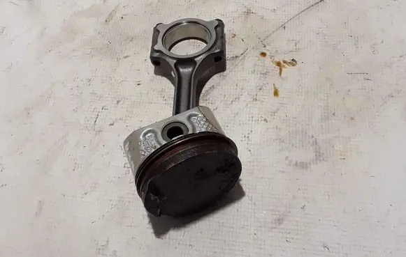 Renault Megane III Piston with connecting rod 7701476929