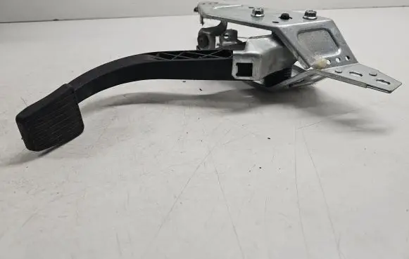 Opel Astra H Clutch pedal 28870